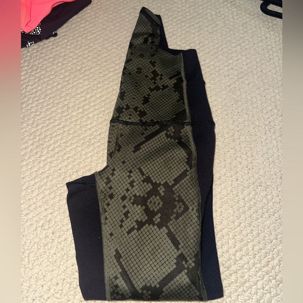 Black + Snake skin 25in lululemon leggings